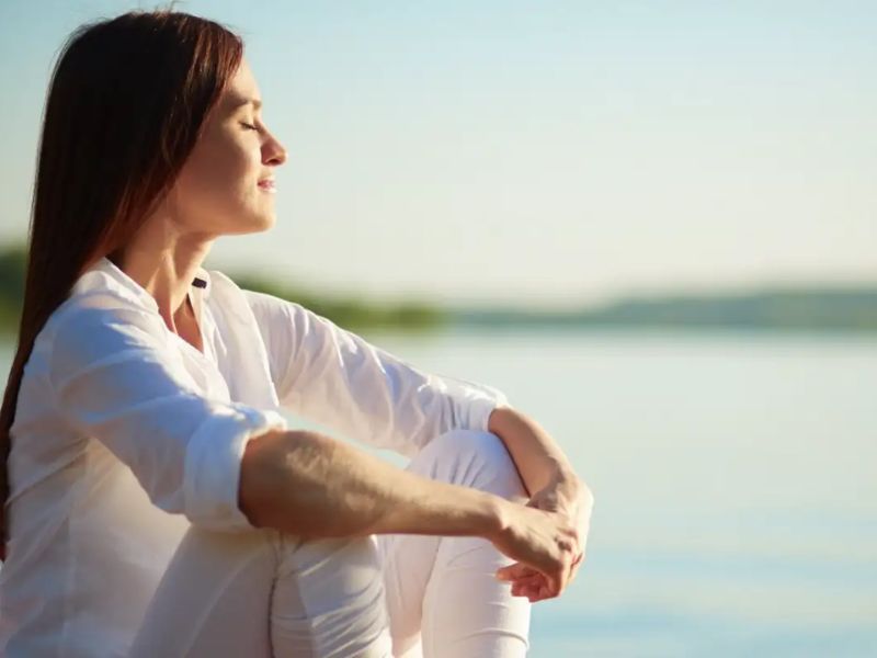 Khí chất Điềm tĩnh là gì? 7 Biểu Hiện Đặc Trưng và Cách Rèn Luyện
